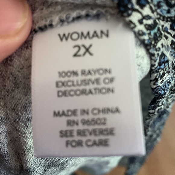 Pretty blue patterned blouse size 2X. Rayon so not stretchy. Wear to work or out - Picture 6 of 6